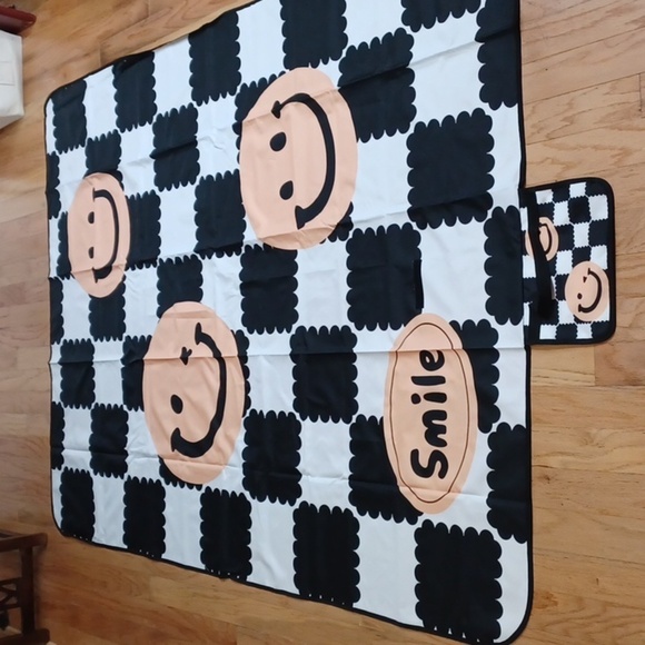PLAY Smiley Mat By Amazon  Has a handle to pick up  For Park‎ the Beach - Picture 1 of 6